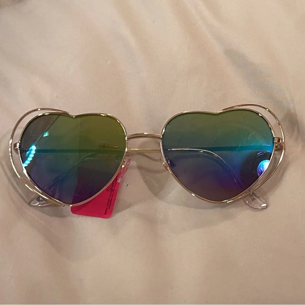 BETSEY JOHNSON NWTS Heart Shaped Sunglasses Iridescent Len's & Brand Logo Accent